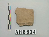 藏品(灰褐色夾砂陶片)的圖片